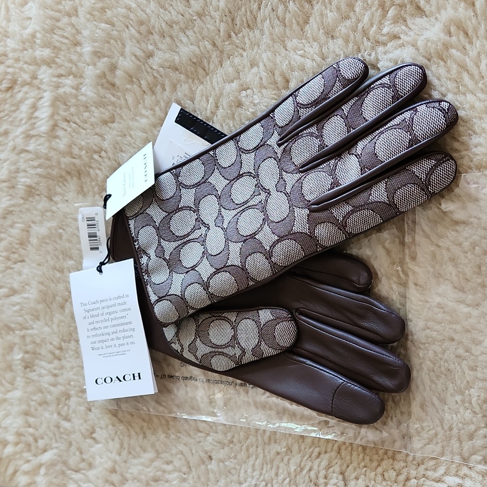 NWT Coach Signature Jacquard and Oak Brown Leather Tech Gloves 🤎🧤🎁